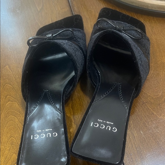 Gucci Women's Black Velvet Heels - Picture 9 of 14